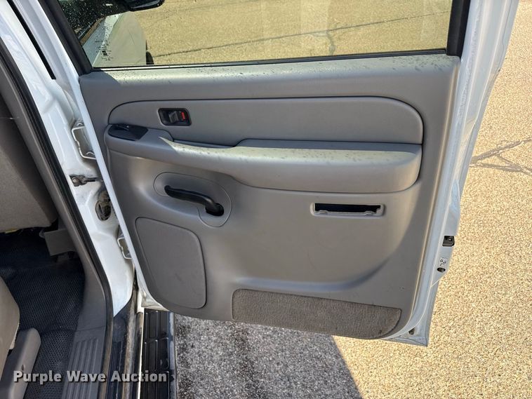 image for item EW4280 2004 Chevrolet Suburban 1500 SUV