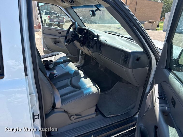 image for item EW4280 2004 Chevrolet Suburban 1500 SUV