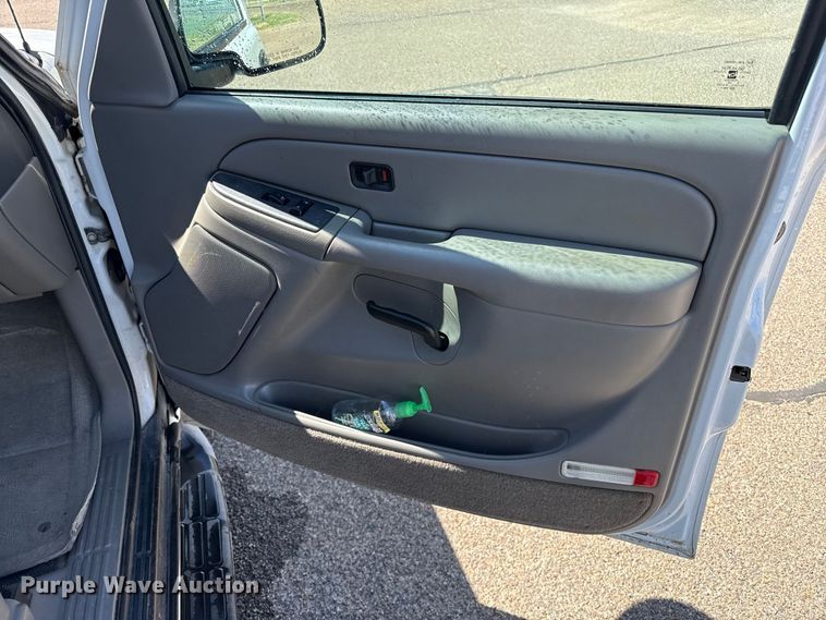 image for item EW4280 2004 Chevrolet Suburban 1500 SUV