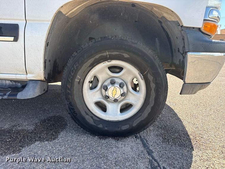 image for item EW4280 2004 Chevrolet Suburban 1500 SUV