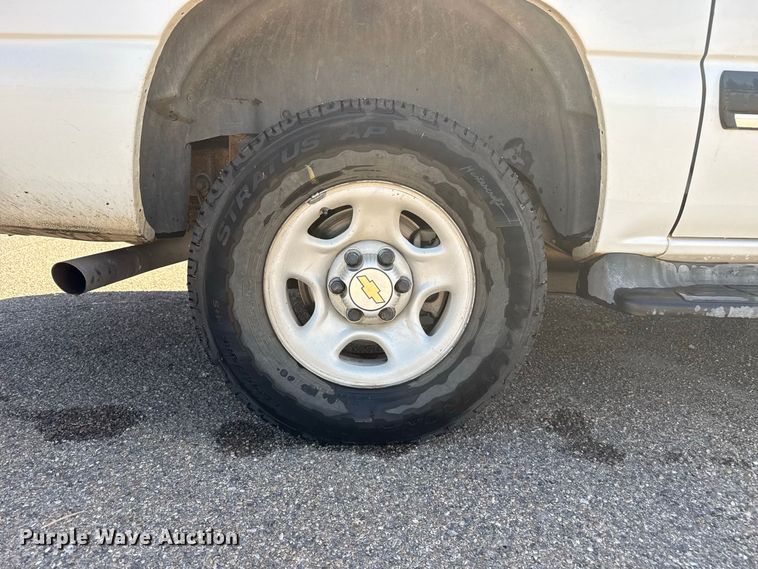 image for item EW4280 2004 Chevrolet Suburban 1500 SUV