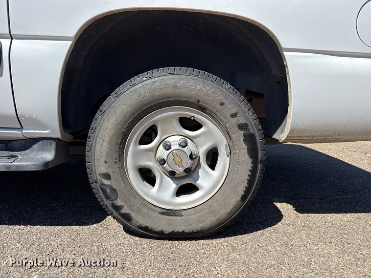 image for item EW4280 2004 Chevrolet Suburban 1500 SUV
