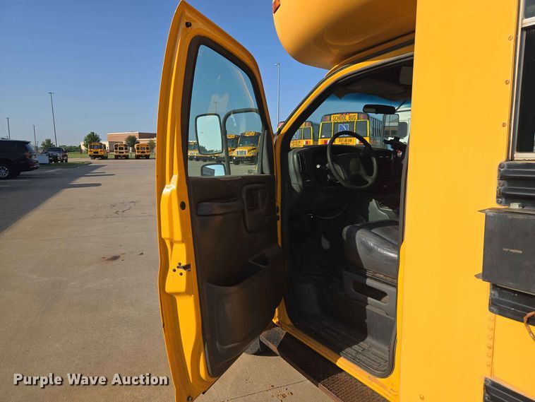 image for item EW8529 2002 Chevrolet Express 3500 school bus