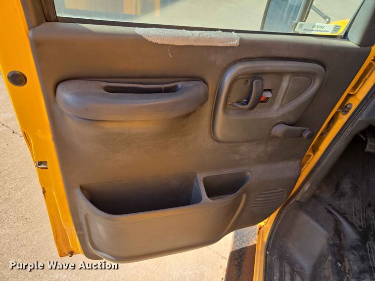 image for item EW8529 2002 Chevrolet Express 3500 school bus