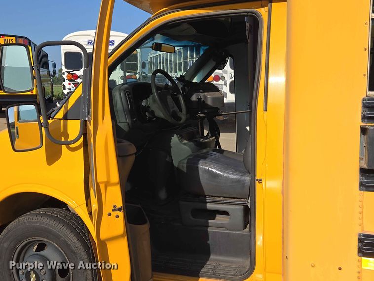 image for item EW8529 2002 Chevrolet Express 3500 school bus