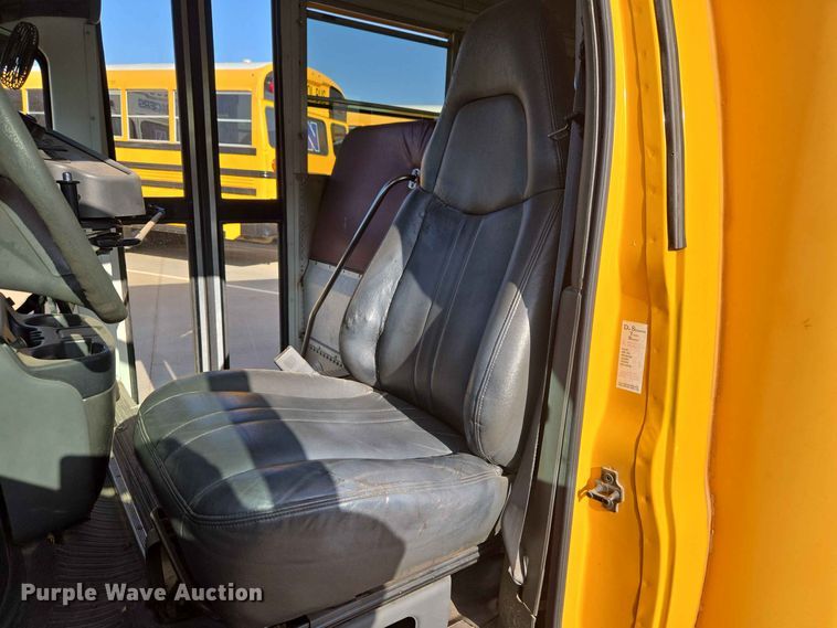 image for item EW8529 2002 Chevrolet Express 3500 school bus