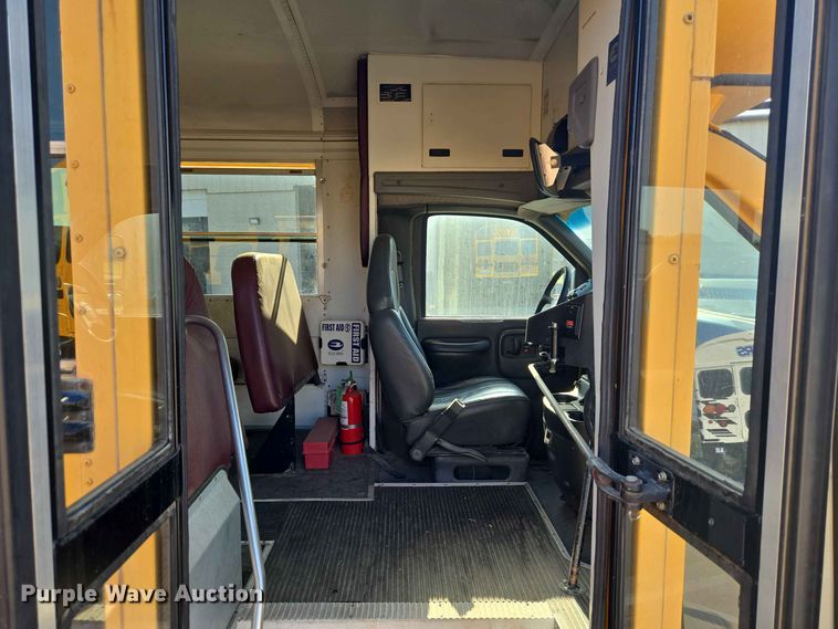 image for item EW8529 2002 Chevrolet Express 3500 school bus