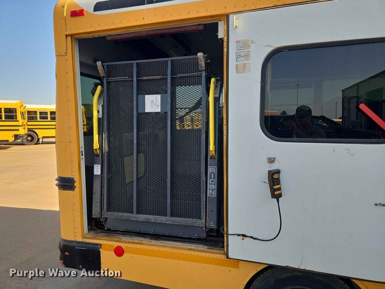image for item EW8529 2002 Chevrolet Express 3500 school bus