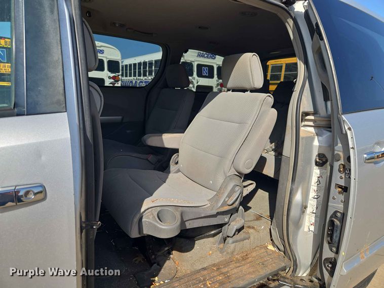 image for item EW8532 2008 Nissan Quest van