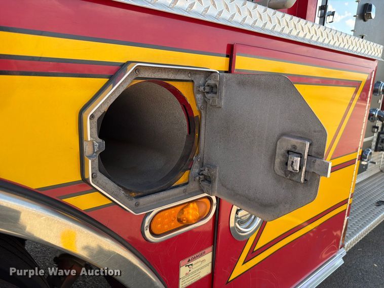 image for item EW8761 2009 Pierce Manufacturing Velocity pumper fire truck