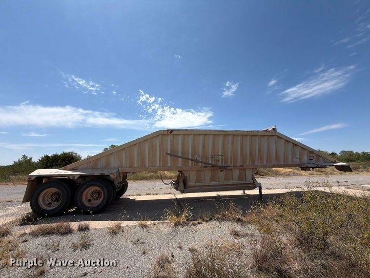 image for item EX0015 2009 Construction Trailer Specialist Inc BDT-40 bottom dump trailer