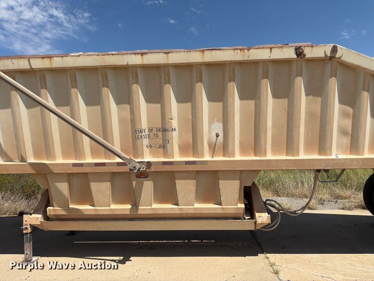 image for item EX0015 2009 Construction Trailer Specialist Inc BDT-40 bottom dump trailer