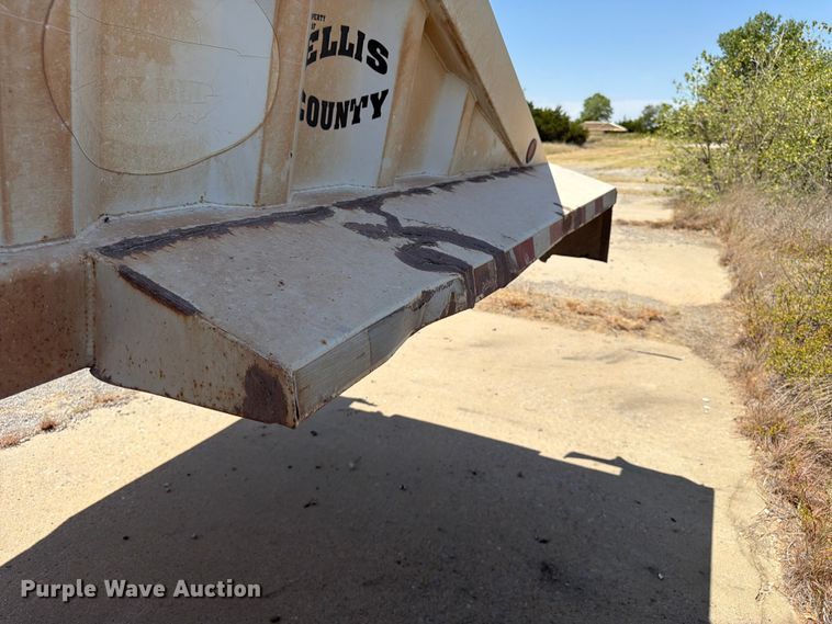 image for item EX0015 2009 Construction Trailer Specialist Inc BDT-40 bottom dump trailer