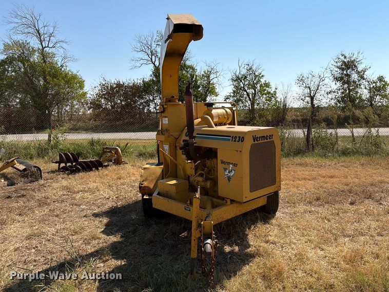 image for item EX4147 1995 Vermeer BC1230 wood chipper