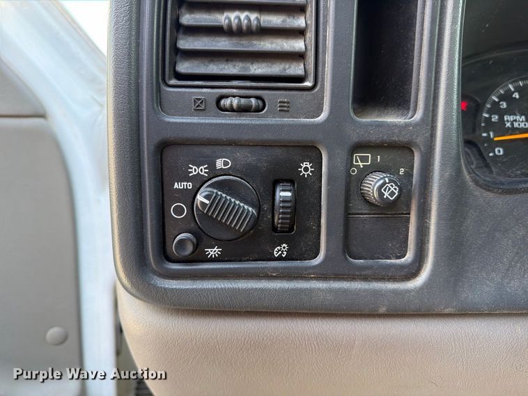 image for item EX4157 2005 Chevrolet Suburban 1500 SUV