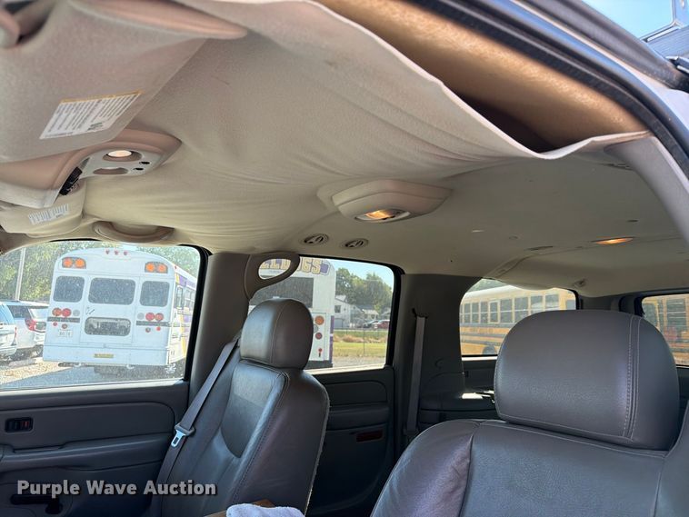 image for item EX4157 2005 Chevrolet Suburban 1500 SUV