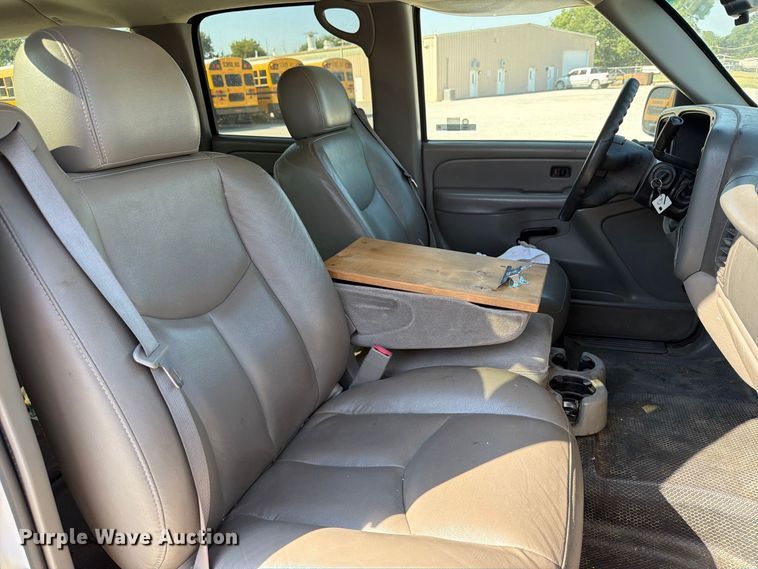 image for item EX4157 2005 Chevrolet Suburban 1500 SUV