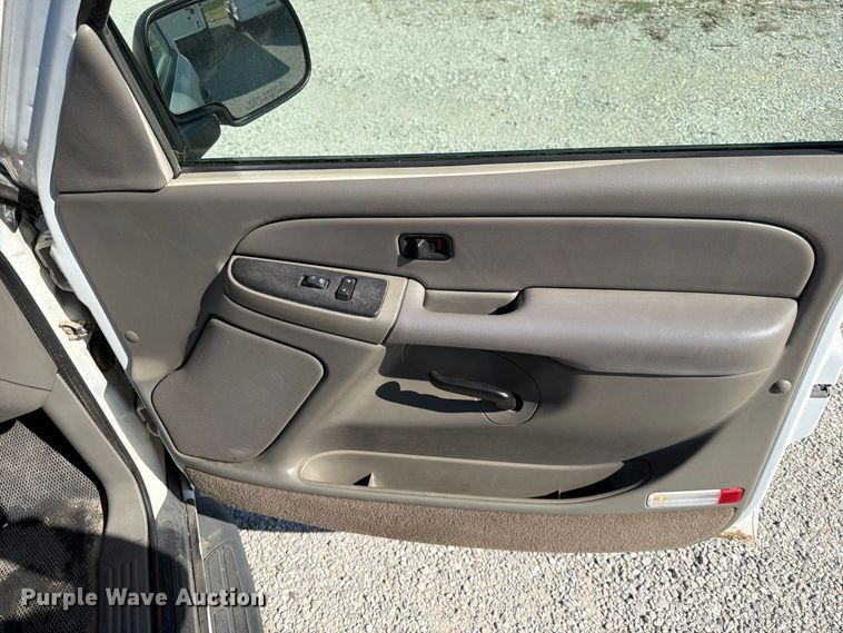 image for item EX4157 2005 Chevrolet Suburban 1500 SUV