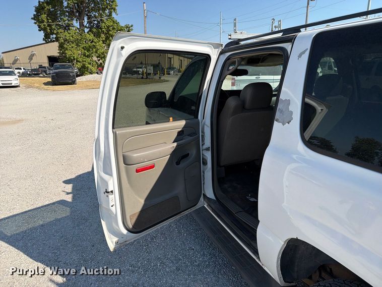 image for item EX4157 2005 Chevrolet Suburban 1500 SUV
