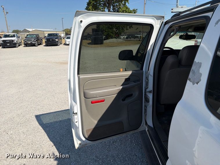 image for item EX4157 2005 Chevrolet Suburban 1500 SUV