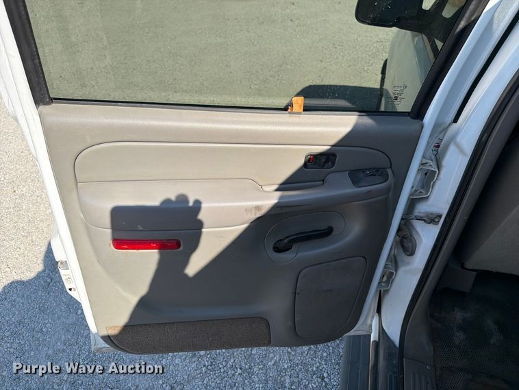 image for item EX4157 2005 Chevrolet Suburban 1500 SUV