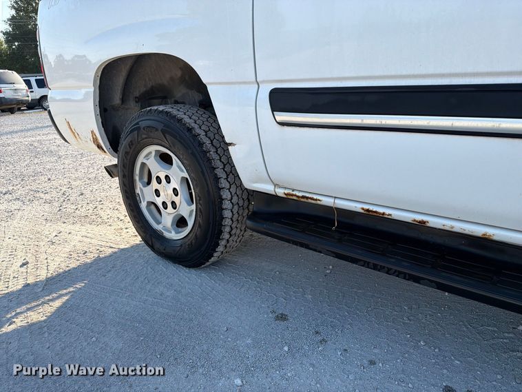 image for item EX4159 2004 Chevrolet Suburban 1500  SUV