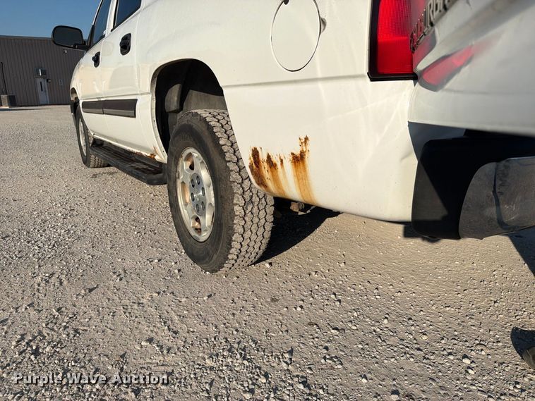 image for item EX4159 2004 Chevrolet Suburban 1500  SUV