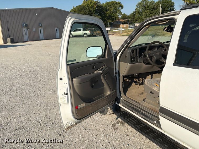image for item EX4159 2004 Chevrolet Suburban 1500  SUV