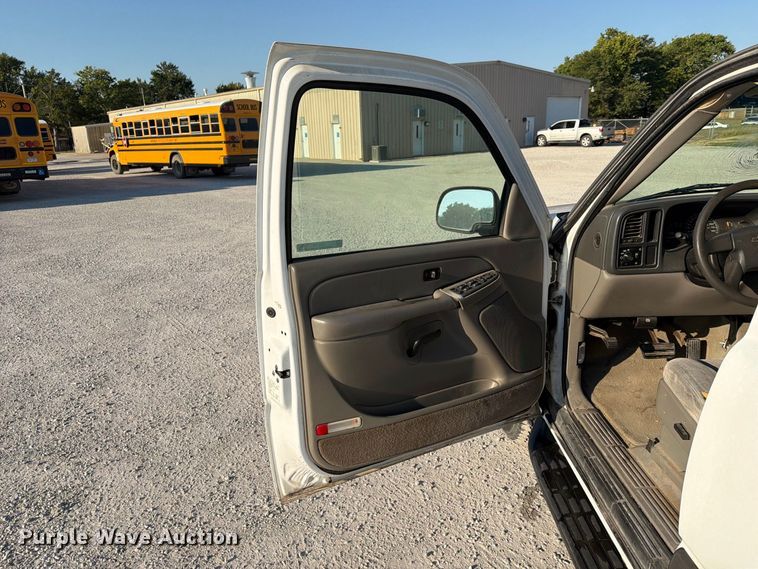 image for item EX4159 2004 Chevrolet Suburban 1500  SUV