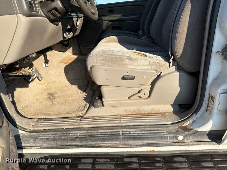 image for item EX4159 2004 Chevrolet Suburban 1500  SUV