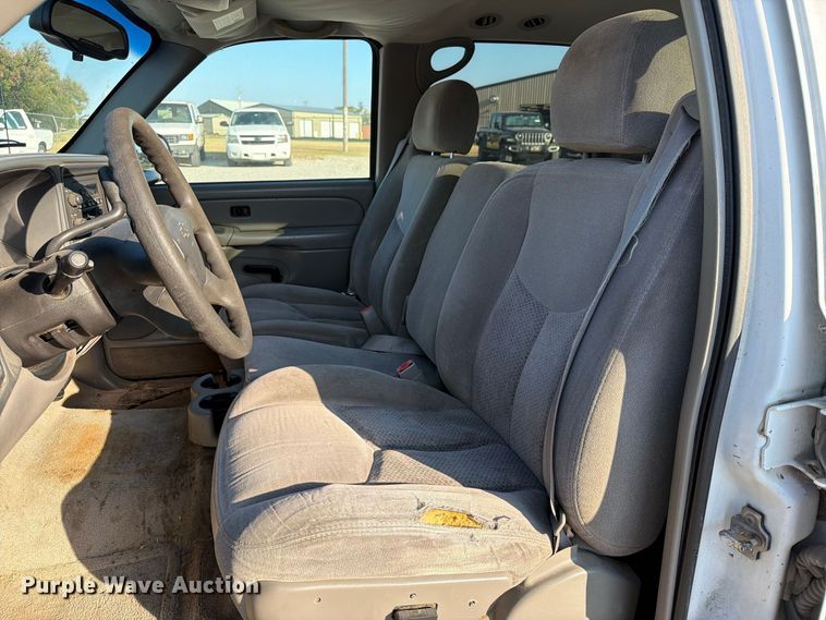 image for item EX4159 2004 Chevrolet Suburban 1500  SUV