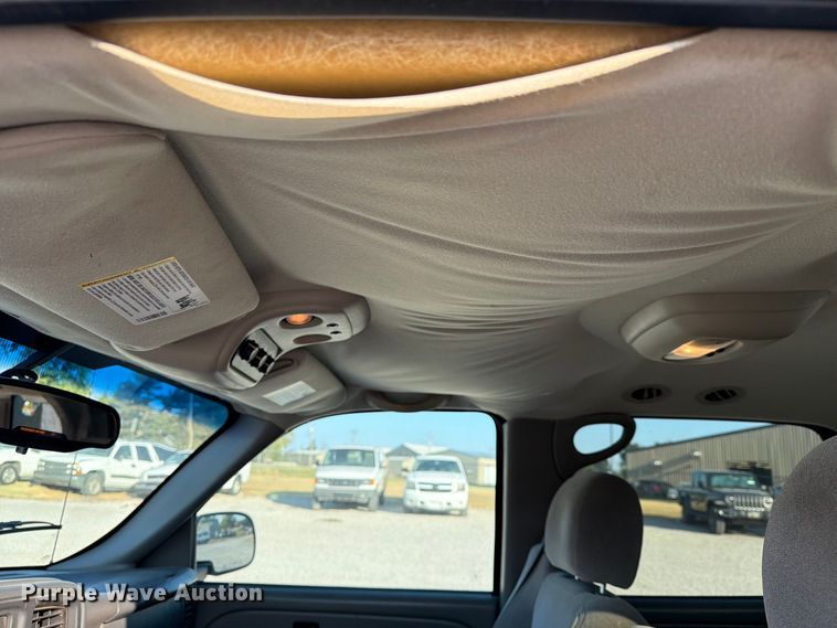 image for item EX4159 2004 Chevrolet Suburban 1500  SUV