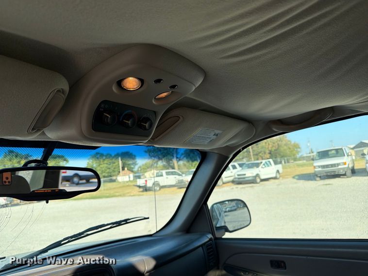 image for item EX4159 2004 Chevrolet Suburban 1500  SUV