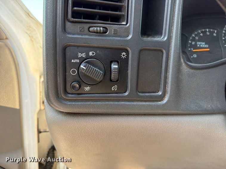 image for item EX4159 2004 Chevrolet Suburban 1500  SUV