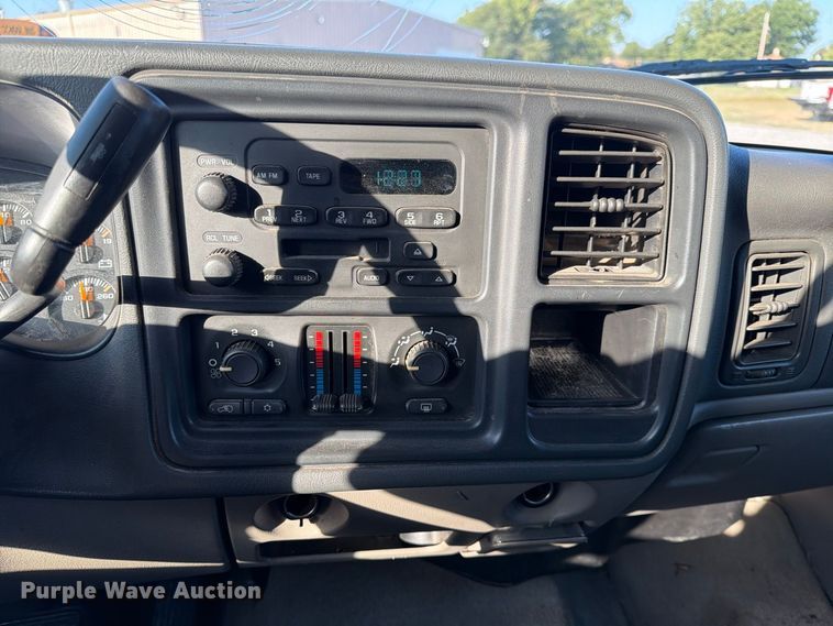 image for item EX4159 2004 Chevrolet Suburban 1500  SUV