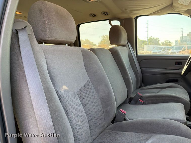 image for item EX4159 2004 Chevrolet Suburban 1500  SUV