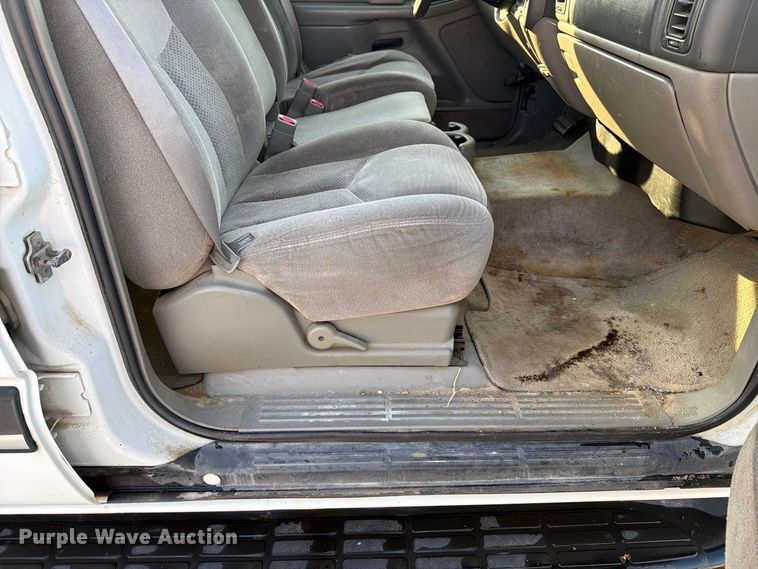 image for item EX4159 2004 Chevrolet Suburban 1500  SUV