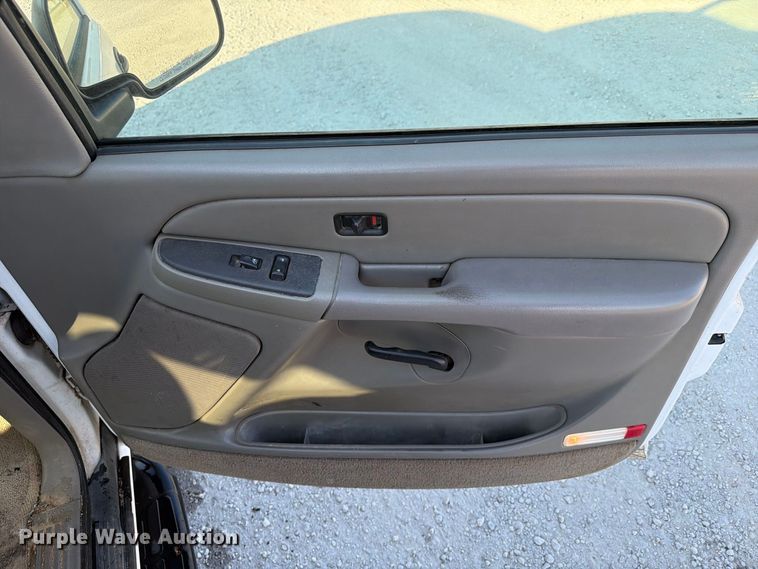 image for item EX4159 2004 Chevrolet Suburban 1500  SUV