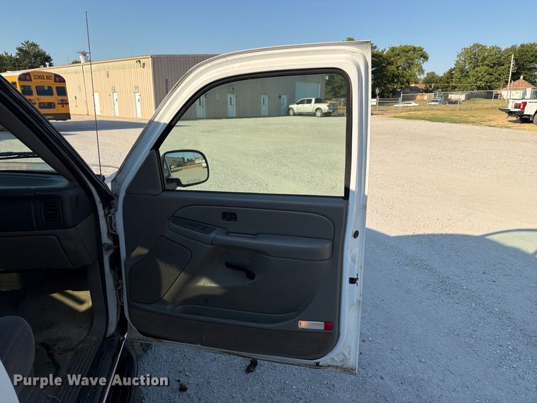 image for item EX4159 2004 Chevrolet Suburban 1500  SUV