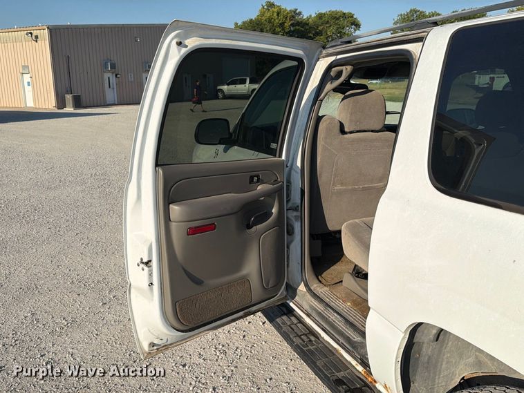 image for item EX4159 2004 Chevrolet Suburban 1500  SUV
