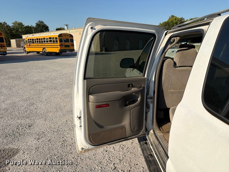 image for item EX4159 2004 Chevrolet Suburban 1500  SUV