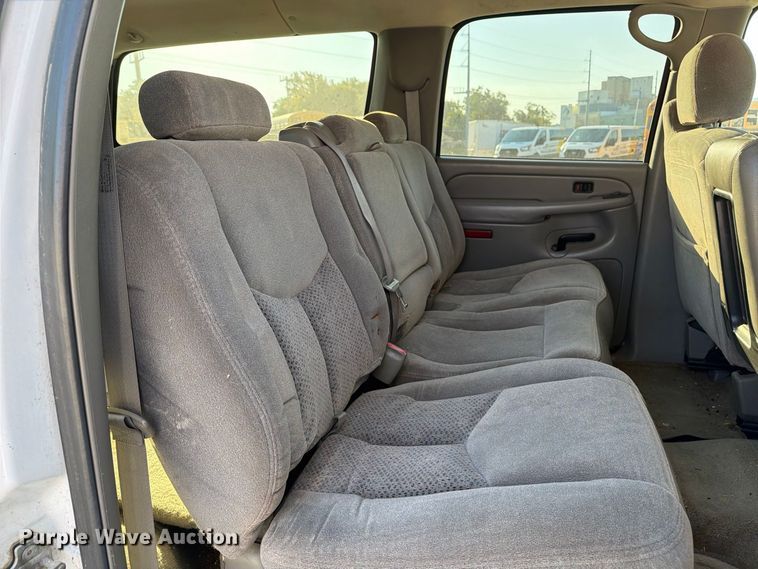image for item EX4159 2004 Chevrolet Suburban 1500  SUV