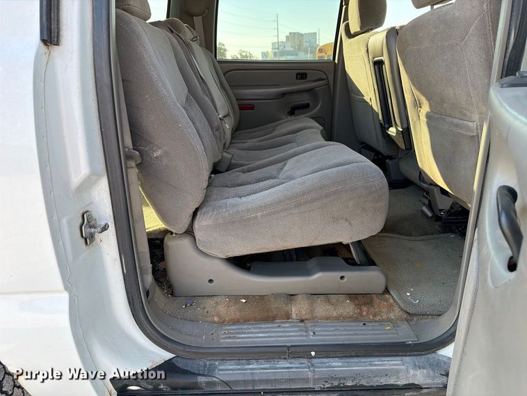 image for item EX4159 2004 Chevrolet Suburban 1500  SUV