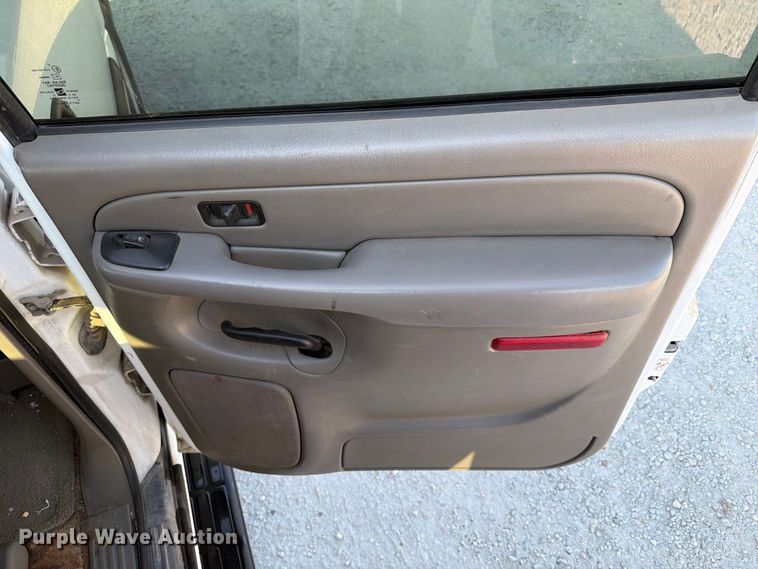image for item EX4159 2004 Chevrolet Suburban 1500  SUV