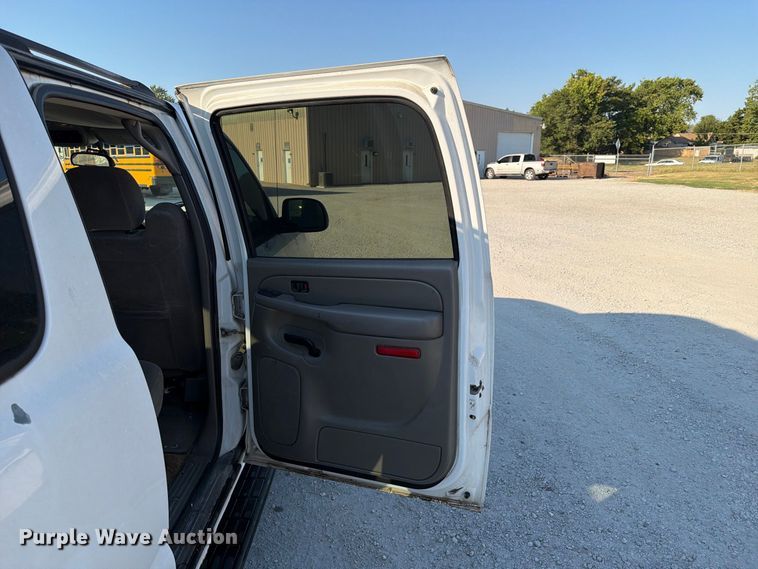 image for item EX4159 2004 Chevrolet Suburban 1500  SUV