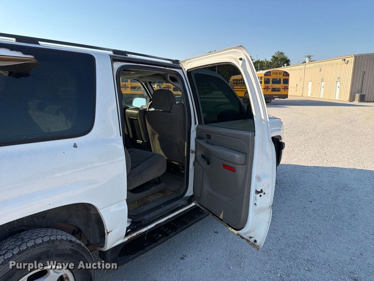 image for item EX4159 2004 Chevrolet Suburban 1500  SUV
