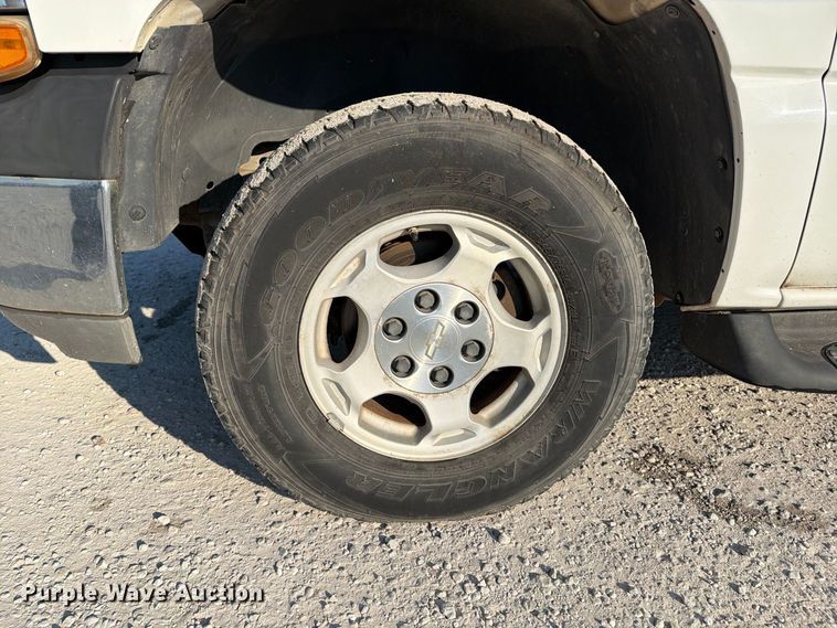 image for item EX4159 2004 Chevrolet Suburban 1500  SUV