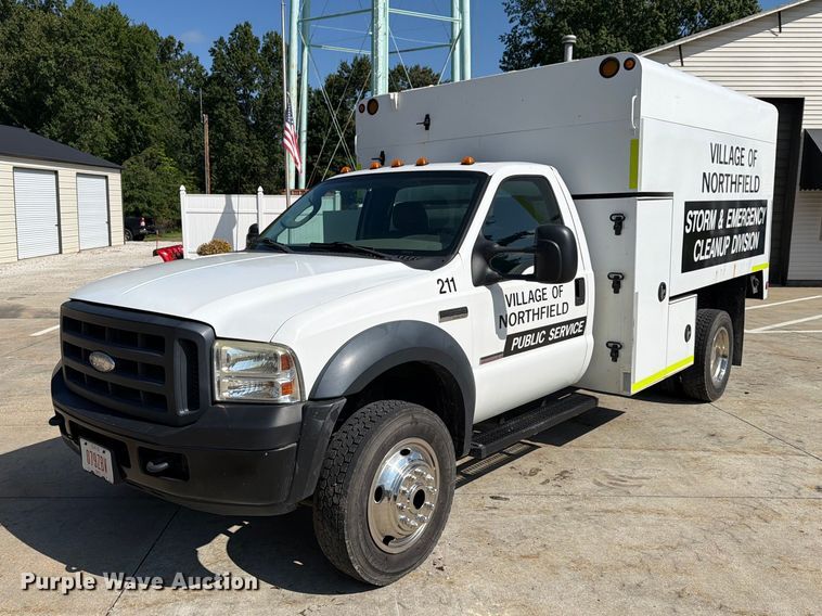 image for item FG3007 2006 Ford F550 chipper truck