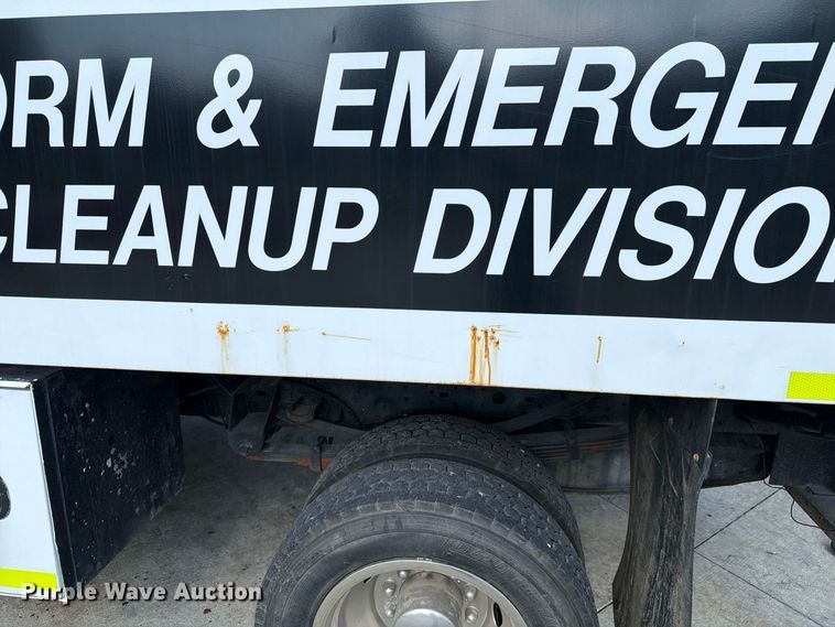 image for item FG3007 2006 Ford F550 chipper truck