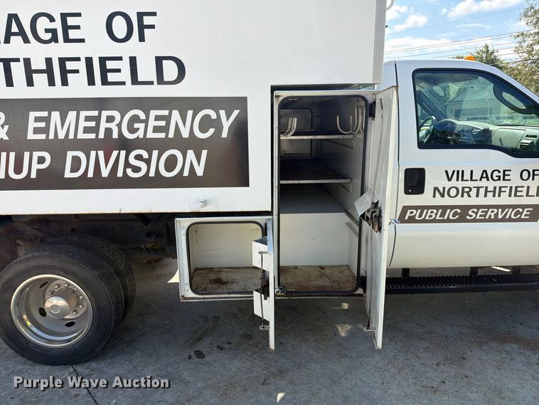 image for item FG3007 2006 Ford F550 chipper truck